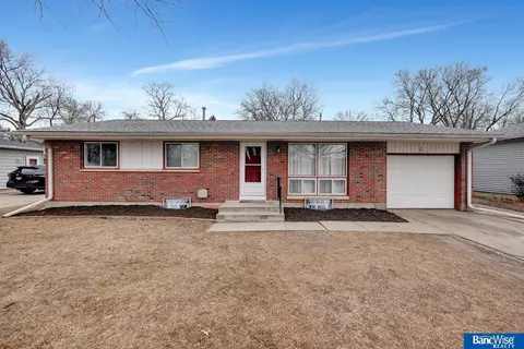 240 Sycamore Dr, Lincoln, NE 68510