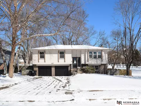 9516 Meadow Dr, Omaha, NE 68114
