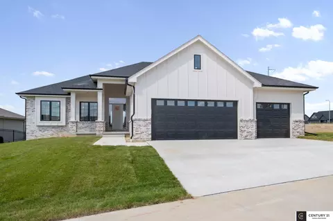 18104 Camelback Ave, Omaha, NE 68136