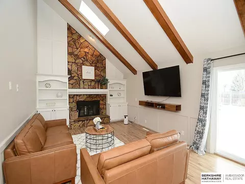 802 Oak Ridge Rd, Papillion, NE 68046