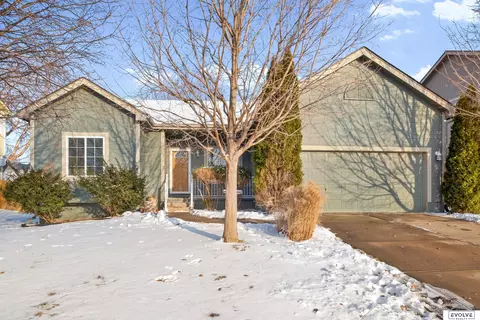 1603 Lakewood Dr, Papillion, NE 68046