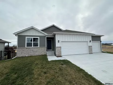 4615 Lawnwood Dr, Papillion, NE 68133