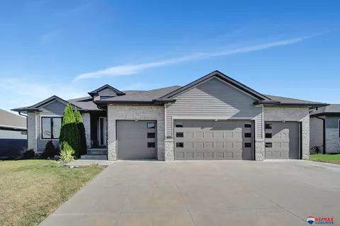 1230 N 101st St, Lincoln, NE 68527