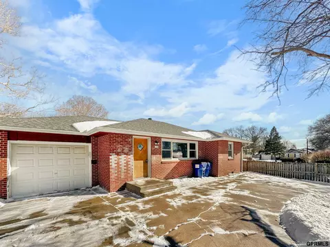 718 S 49th St, Lincoln, NE 68510