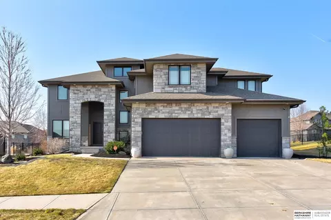 17511 Ridgemont St, Omaha, NE 68136