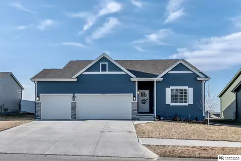 11107 Reynolds St, Omaha, NE 68142