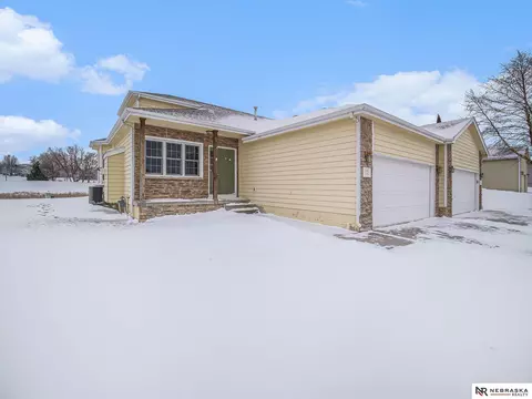 7729 Phares Dr, Lincoln, NE 68516