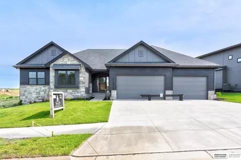 21802 Parkview Dr, Gretna, NE 68028
