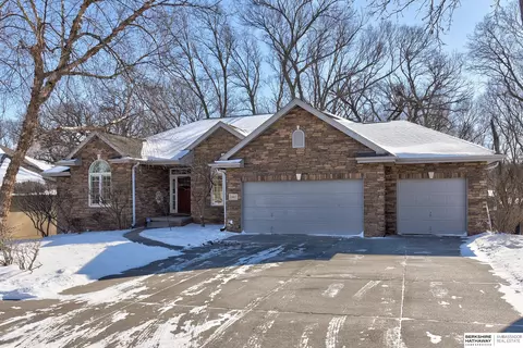 11815 Windcrest Dr, Papillion, NE 68133