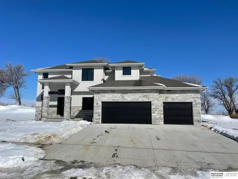 19103 Riviera Dr, Omaha, NE 68136