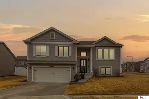 18804 Robin Dr, Omaha, NE 68136