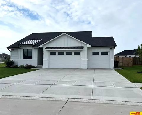 2745 Samuel Dr, Fremont, NE 68025