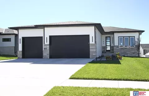 185 Kristi Ln, Hickman, NE 68372