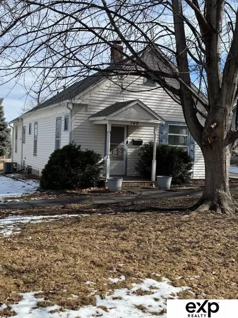 749 S Adams St, Papillion, NE 68046