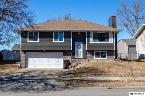 5723 NW 10th St, Lincoln, NE 68521