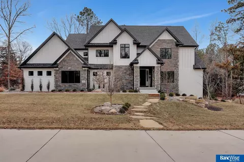 6705 Hawkswood Ct, Lincoln, NE 68516