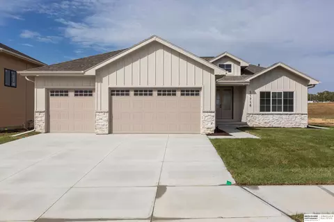 21718 Parkview Dr, Gretna, NE 68028