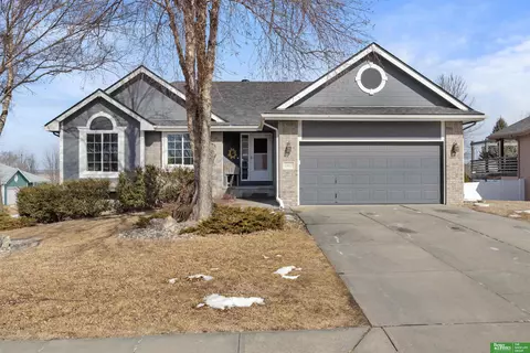 2402 Aberdeen Dr, Papillion, NE 68133