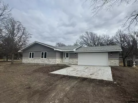 142 Grove Ave, Crete, NE 68333