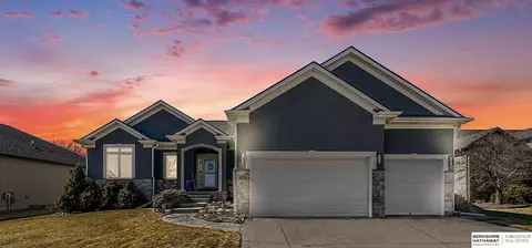 9129 Del Rio Dr, Lincoln, NE 68516