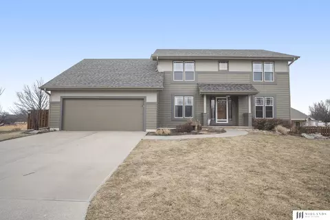 319 Castle Pine Cir, Papillion, NE 68133