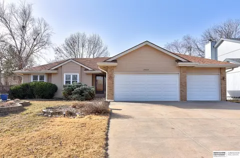 15033 Hillsdale Ave, Omaha, NE 68137
