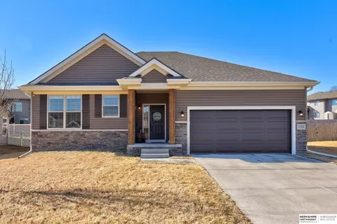 2209 Park Crest Dr, Papillion, NE 68133