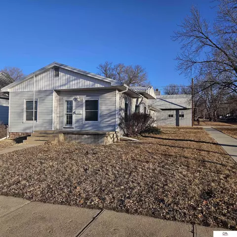 925 3rd St, Fairbury, NE 68352