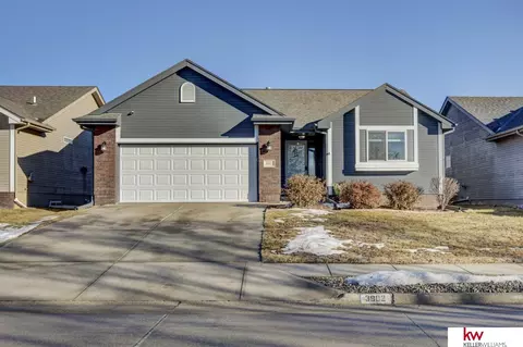 3902 Heartland Dr, Bellevue, NE 68123