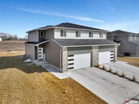 1050 Titan Dr, Hickman, NE 68372