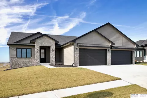 20992 Jaynes St, Elkhorn, NE 68022