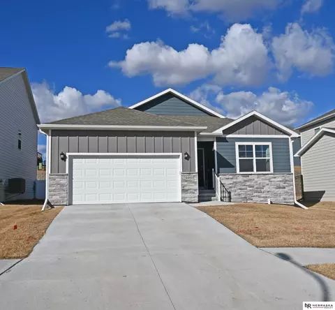 4460 Leawood Dr, Bellevue, NE 68123