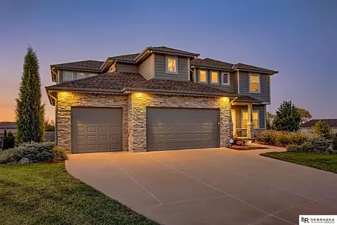 16952 Weber Cir, Bennington, NE 68007