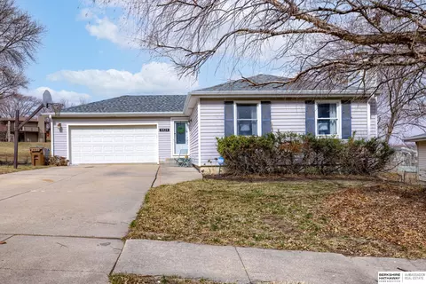 4424 Hallcliffe Rd, Lincoln, NE 68516