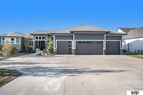 17703 N Reflection Cir, Bennington, NE 68007