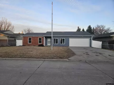 819 S Cowan Ave, York, NE 68467