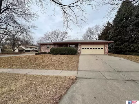 4201 Bel-ridge Dr, Lincoln, NE 68521