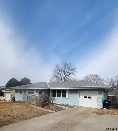 8210 Bowie Dr, Omaha, NE 68114