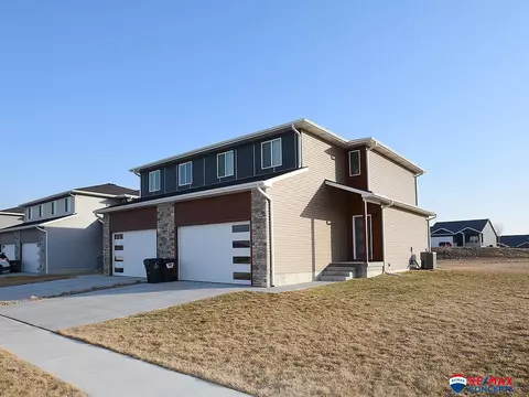 980 Titan Dr, Hickman, NE 68372