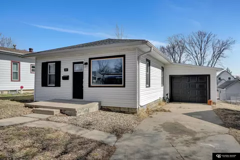 406 S 11th St, Beatrice, NE 68310
