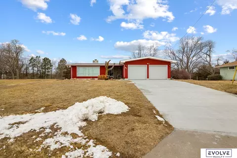 811 Sandhill Rd, Louisville, NE 68037