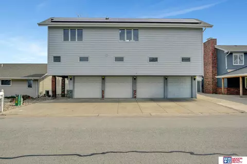 322 W Lakeshore Dr, Lincoln, NE 68528