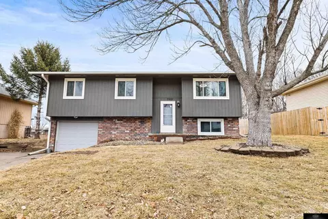 7915 Heather Ave, La Vista, NE 68128