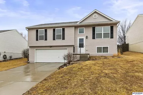 16131 Cherrywood St, Omaha, NE 68136