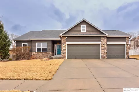 3310 Piney Creek Dr, Omaha, NE 68022