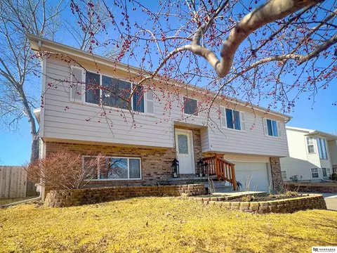 521 W Carrine Dr, Lincoln, NE 68521