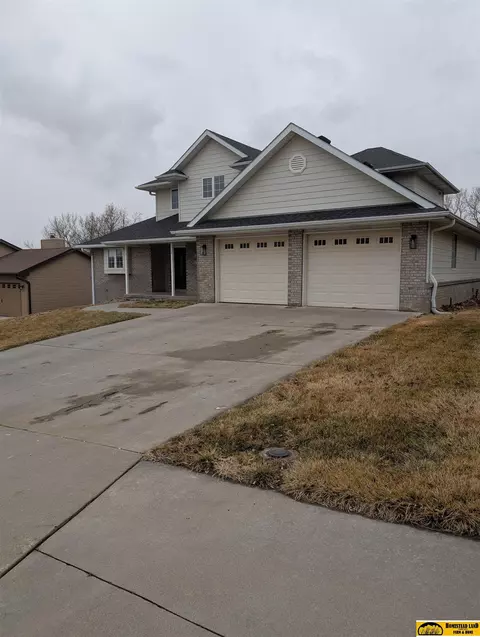 Exterior - 1513 Crestview Ave, Beatrice, NE 68310 photo 2 of 2