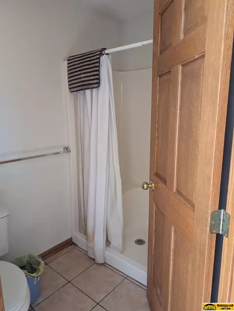 Bath - 1513 Crestview Ave, Beatrice, NE 68310 photo 3 of 7