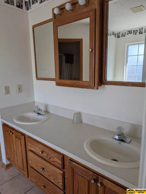 Bath - 1513 Crestview Ave, Beatrice, NE 68310 photo 4 of 7