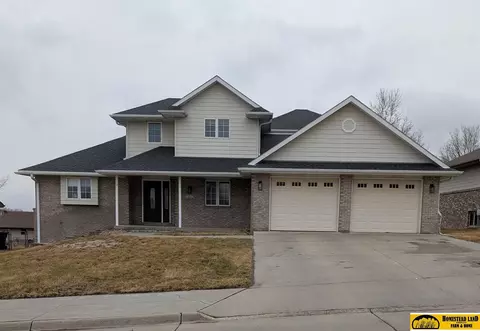 1513 Crestview Ave, Beatrice, NE 68310
